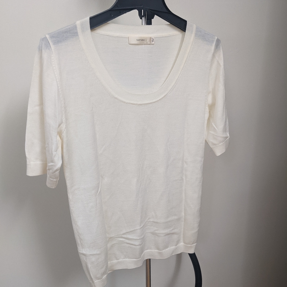 3/4 sleeve white top/sweater